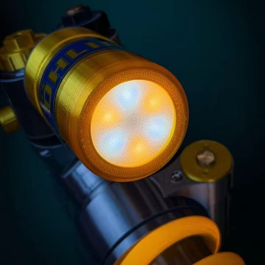 Justerbar LED-lampa med stötdämpardesign